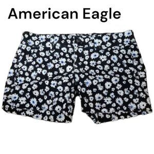 American Eagle Size 00 Black White Flowere Midi Stretch Shorts